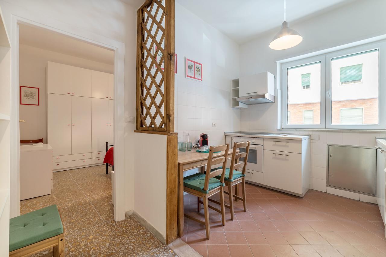 Red & White Vatican Apartment Rome Exterior photo